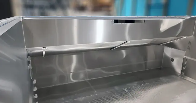 Schacht für Unterflur-Rollladenabdeckung an der kurzen Beckenseite